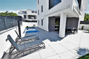 Njivice Apartment for 4 Guests with Private Pool