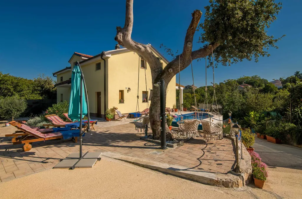 4-Bedroom Villa in Gabonjin for Up to 8 Guests