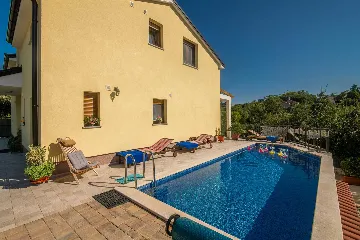 4-Bedroom Villa in Gabonjin for Up to 8 Guests