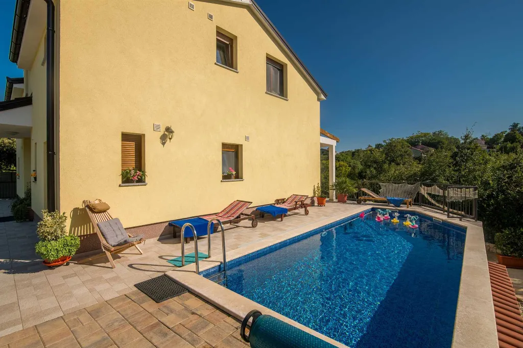 4-Bedroom Villa in Gabonjin for Up to 8 Guests