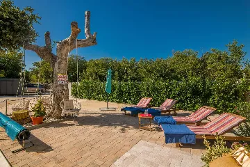 4-Bedroom Villa in Gabonjin for Up to 8 Guests