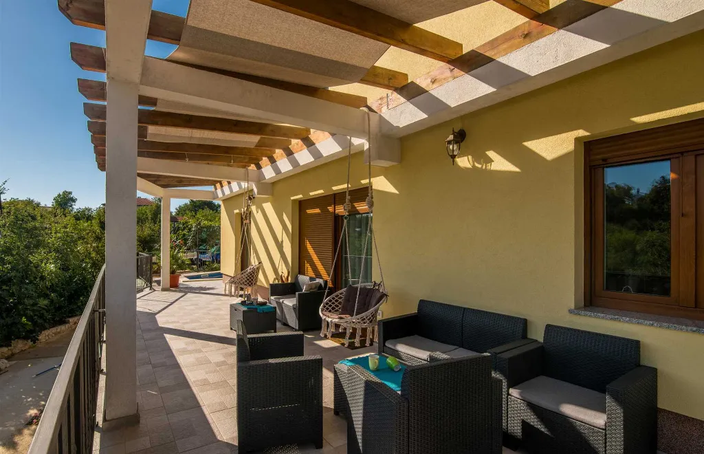 4-Bedroom Villa in Gabonjin for Up to 8 Guests