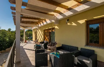 4-Bedroom Villa in Gabonjin for Up to 8 Guests