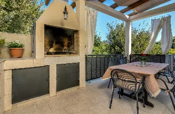 4-Bedroom Villa in Gabonjin for Up to 8 Guests