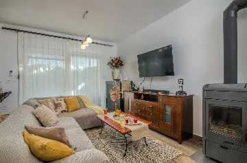 4-Bedroom Villa in Gabonjin for Up to 8 Guests