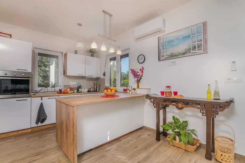 4-Bedroom Villa in Gabonjin for Up to 8 Guests