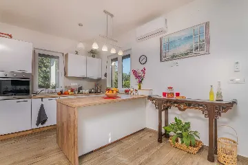 4-Bedroom Villa in Gabonjin for Up to 8 Guests