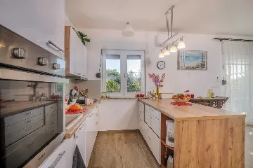 4-Bedroom Villa in Gabonjin for Up to 8 Guests