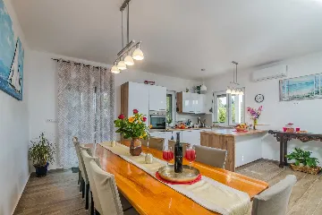 4-Bedroom Villa in Gabonjin for Up to 8 Guests