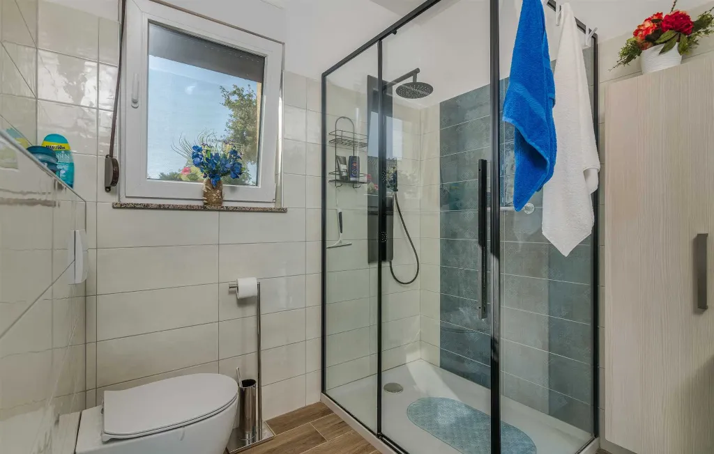 4-Bedroom Villa in Gabonjin for Up to 8 Guests