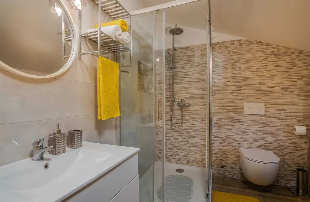 4-Bedroom Villa in Gabonjin for Up to 8 Guests