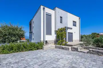 Njivice Apartment for 4 Guests with Private Pool