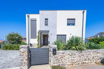 Njivice Apartment for 4 Guests with Private Pool