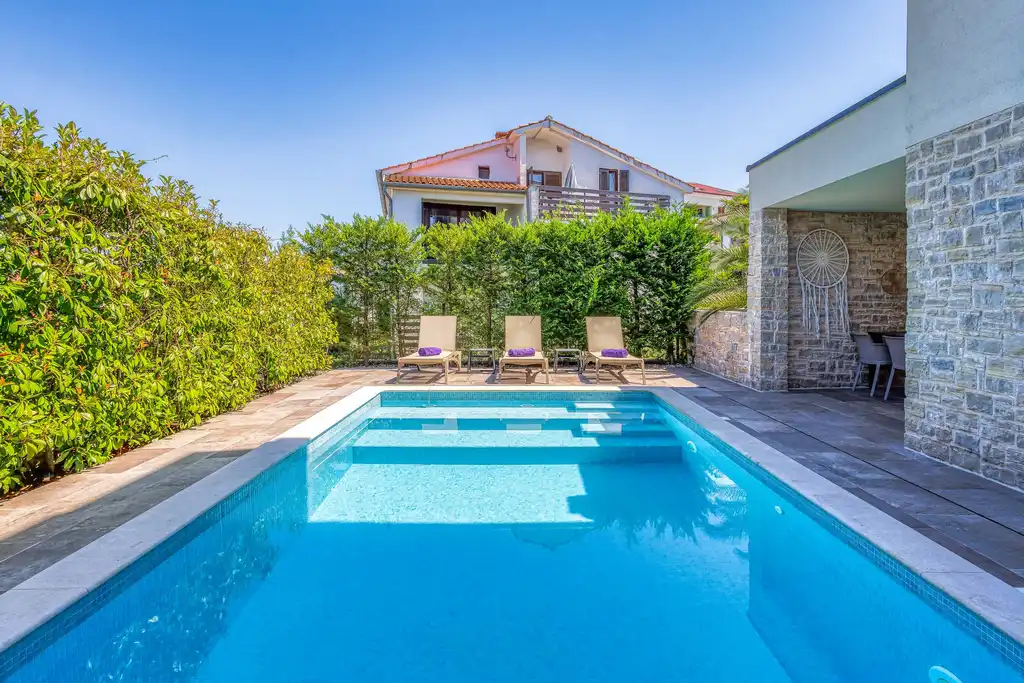 Njivice Apartment for 4 Guests with Private Pool