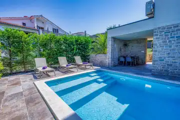 Njivice Apartment for 4 Guests with Private Pool