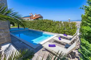 Njivice Apartment for 4 Guests with Private Pool