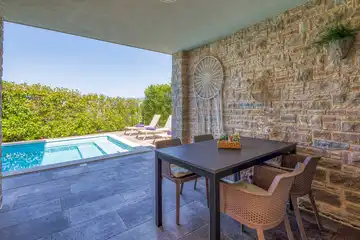 Njivice Apartment for 4 Guests with Private Pool