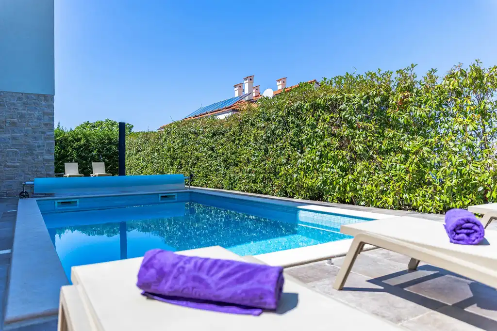 Njivice Apartment for 4 Guests with Private Pool