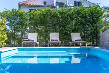 Njivice Apartment for 4 Guests with Private Pool