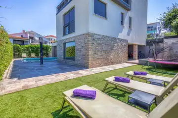 Njivice Apartment for 4 Guests with Private Pool