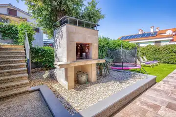 Njivice Apartment for 4 Guests with Private Pool