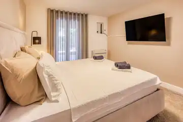 Njivice Apartment for 4 Guests with Private Pool