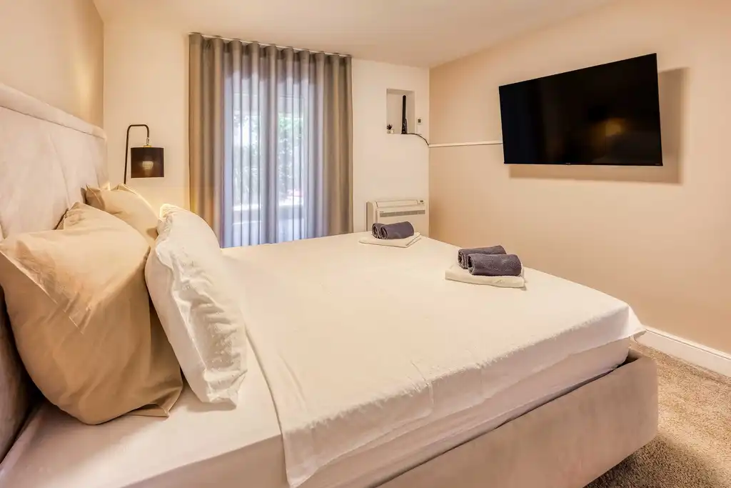 Njivice Apartment for 4 Guests with Private Pool
