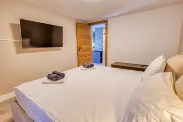 Njivice Apartment for 4 Guests with Private Pool