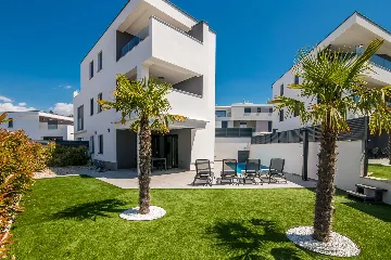 2-Bedroom Apartment with Private Pool in Njivice