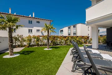 2-Bedroom Apartment with Private Pool in Njivice