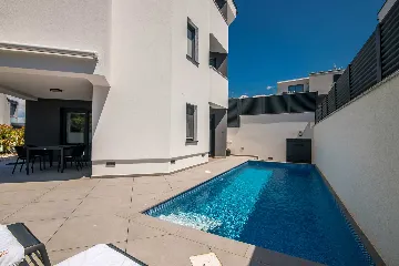 2-Bedroom Apartment with Private Pool in Njivice