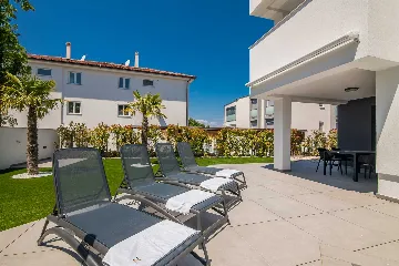 2-Bedroom Apartment with Private Pool in Njivice