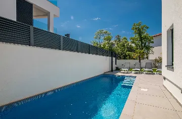 2-Bedroom Apartment with Private Pool in Njivice