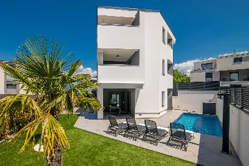 2-Bedroom Apartment with Private Pool in Njivice