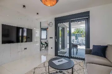 2-Bedroom Apartment with Private Pool in Njivice