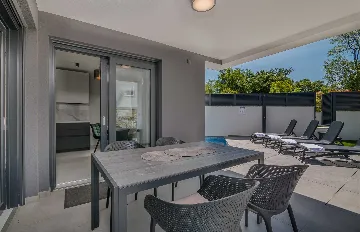 2-Bedroom Apartment with Private Pool in Njivice