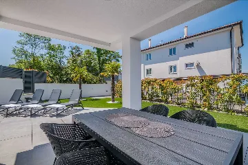 2-Bedroom Apartment with Private Pool in Njivice