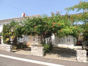 Ground-Floor Apartment for 4 in Malinska