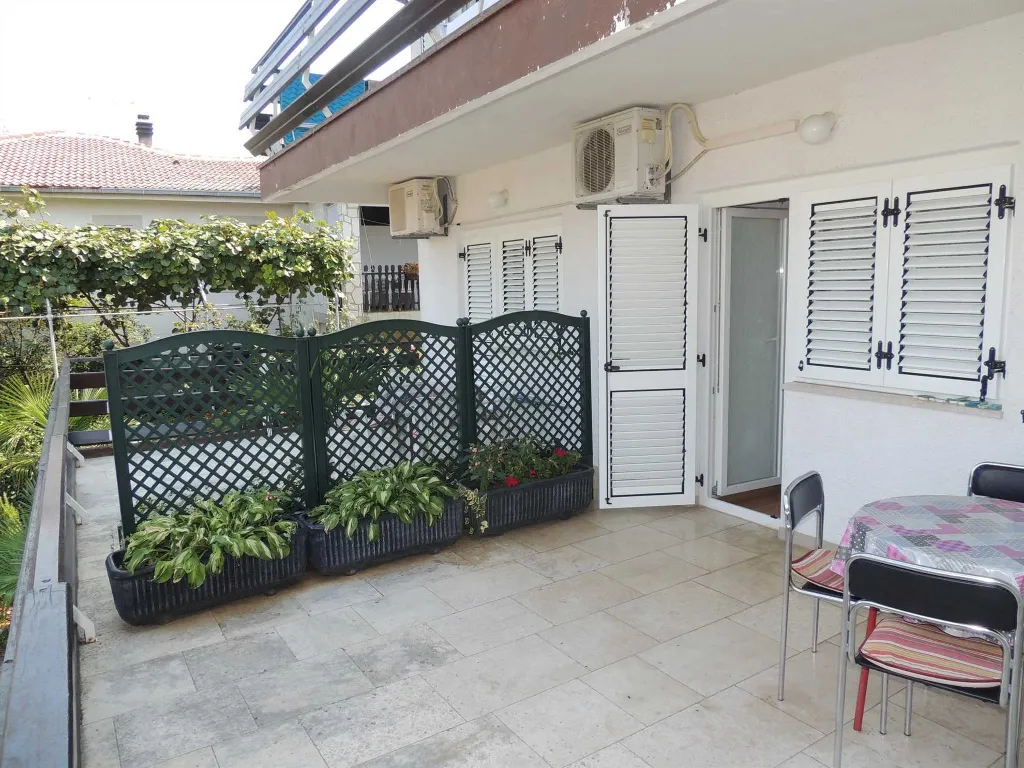 Ground-Floor Apartment for 4 in Malinska