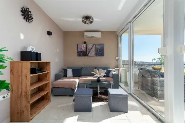 Trogir 2-Bedroom Apartment with Dedicated Parking