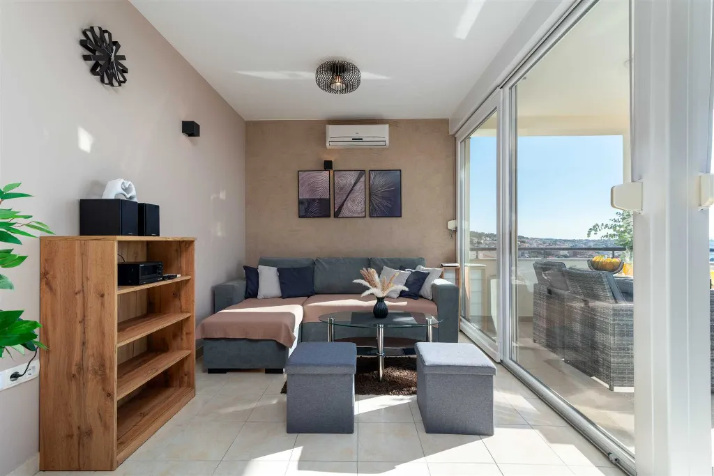 Trogir 2-Bedroom Apartment with Dedicated Parking