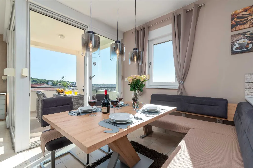 Trogir 2-Bedroom Apartment with Dedicated Parking