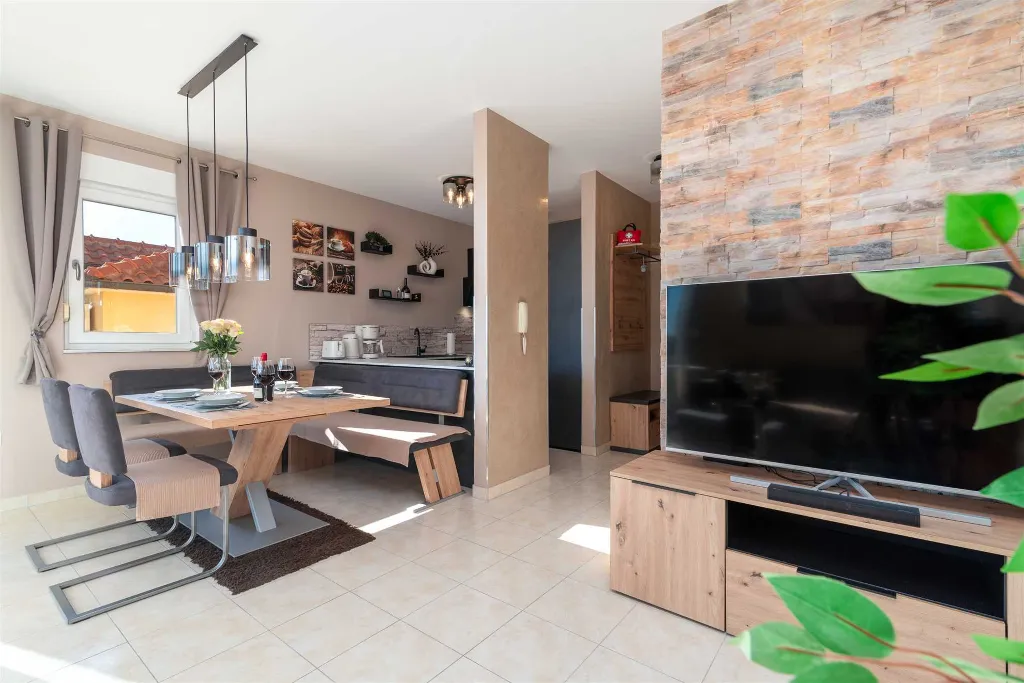 Trogir 2-Bedroom Apartment with Dedicated Parking