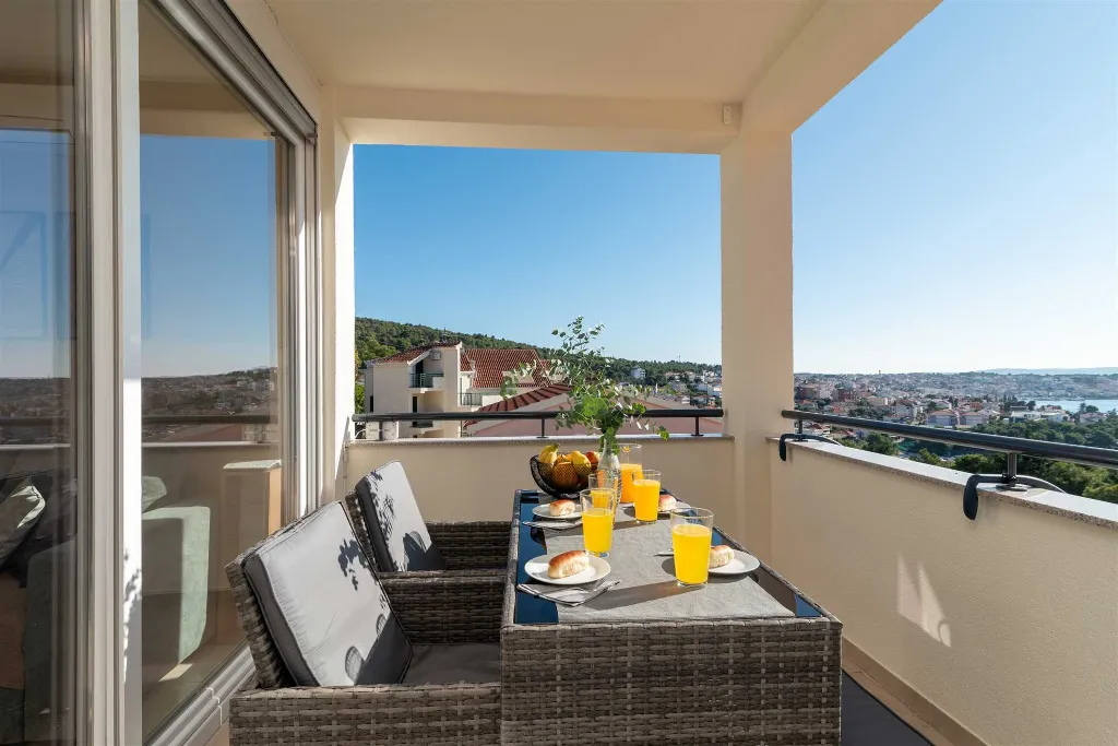 Trogir 2-Bedroom Apartment with Dedicated Parking