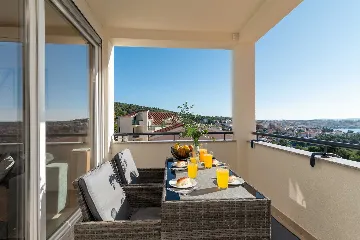 Trogir 2-Bedroom Apartment with Dedicated Parking