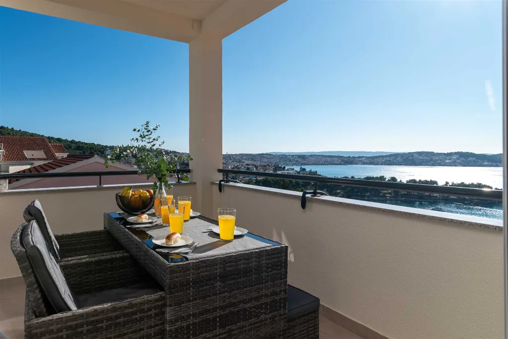 Trogir 2-Bedroom Apartment with Dedicated Parking