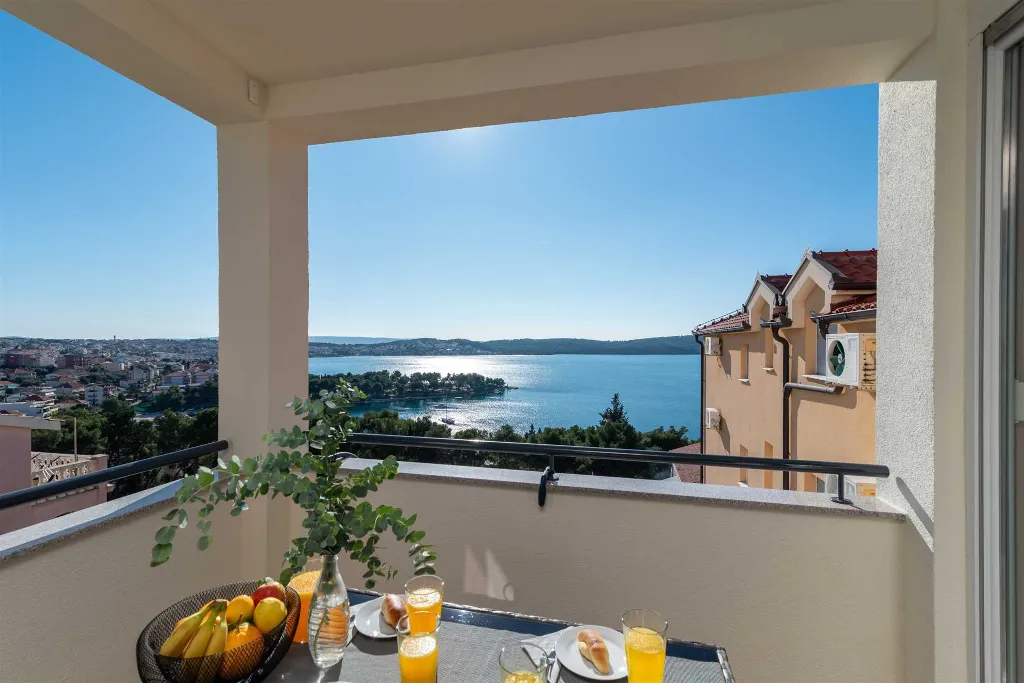 Trogir 2-Bedroom Apartment with Dedicated Parking