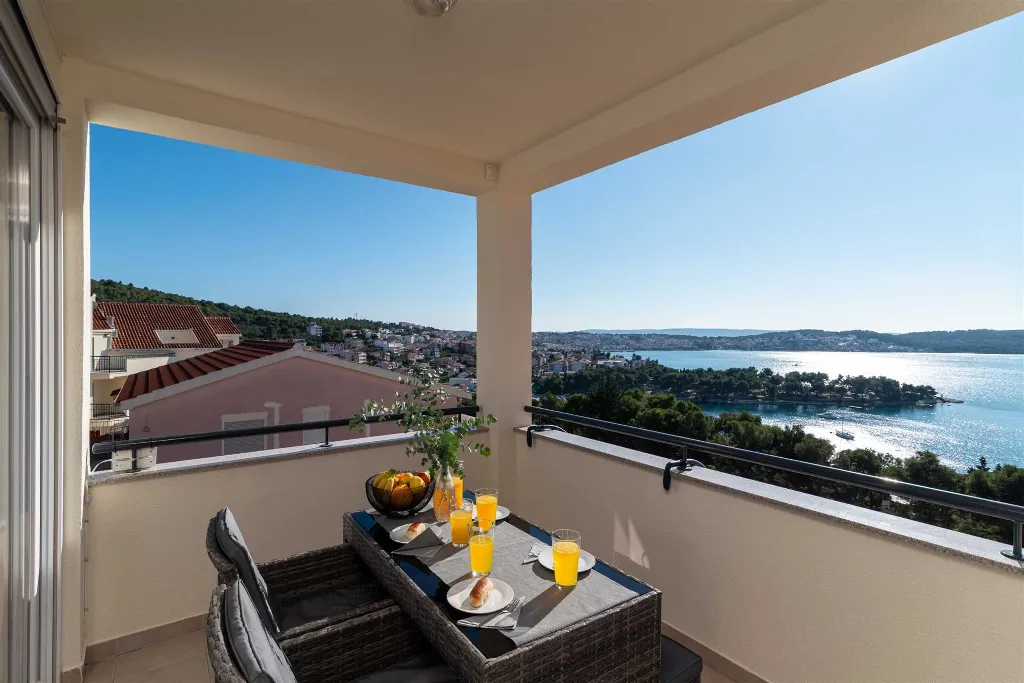 Trogir 2-Bedroom Apartment with Dedicated Parking