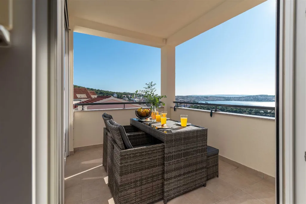 Trogir 2-Bedroom Apartment with Dedicated Parking