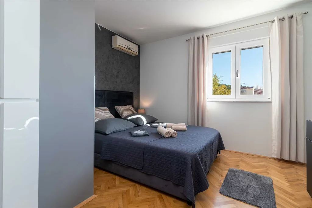 Trogir 2-Bedroom Apartment with Dedicated Parking